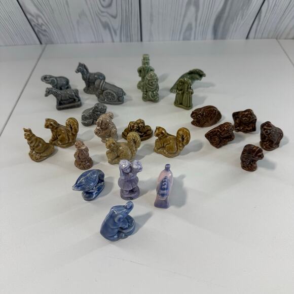Lot of 25 Vintage Wade Whimsies England Red Rose Tea Miniature Figures Figurines - Picture 1 of 8